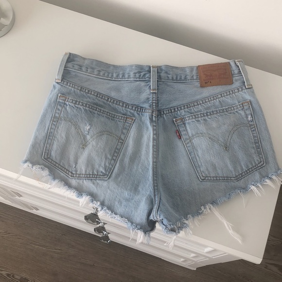 501 LEVIS Lightwash Shorts, 30 - Picture 2 of 2